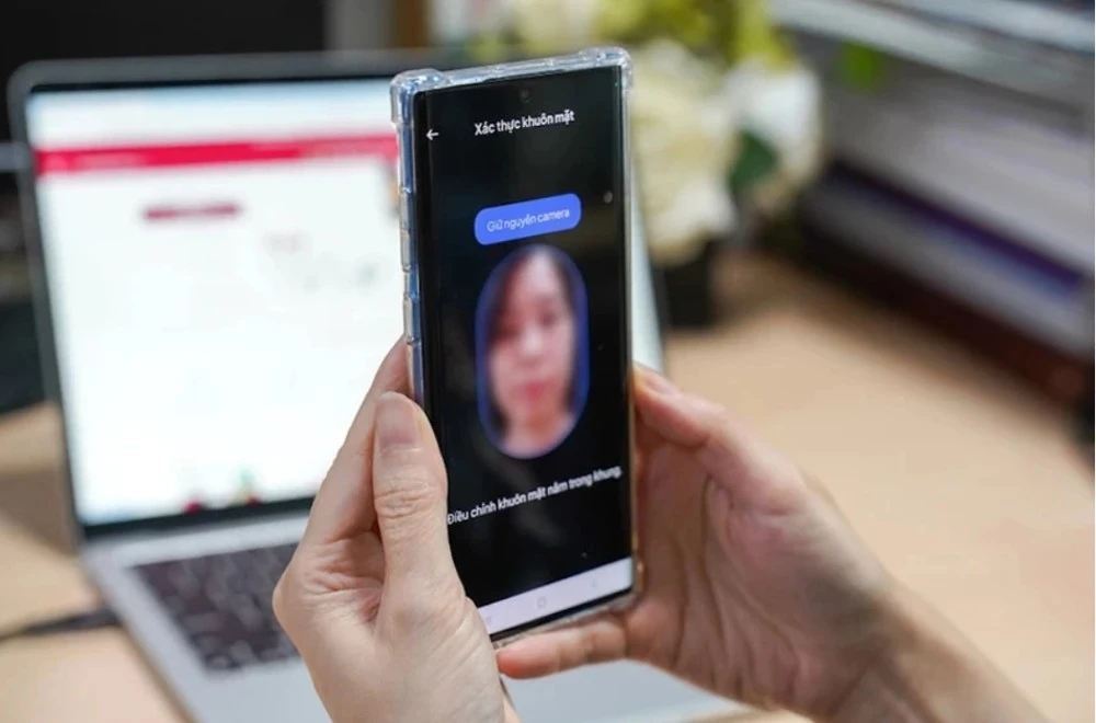 Từ 15-4, các thuê bao phải xác thực 4 trường thông tin, trong đó có thông tin sinh trắc học ảnh khuôn mặt. Ảnh: MINH HOÀNG IMG_2444.jpeg