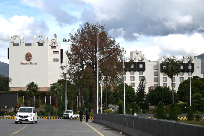 Bên ngoài khách sạn Serena ở thủ đô Islamabad, Pakistan ngày 9/4. Ảnh: AFP