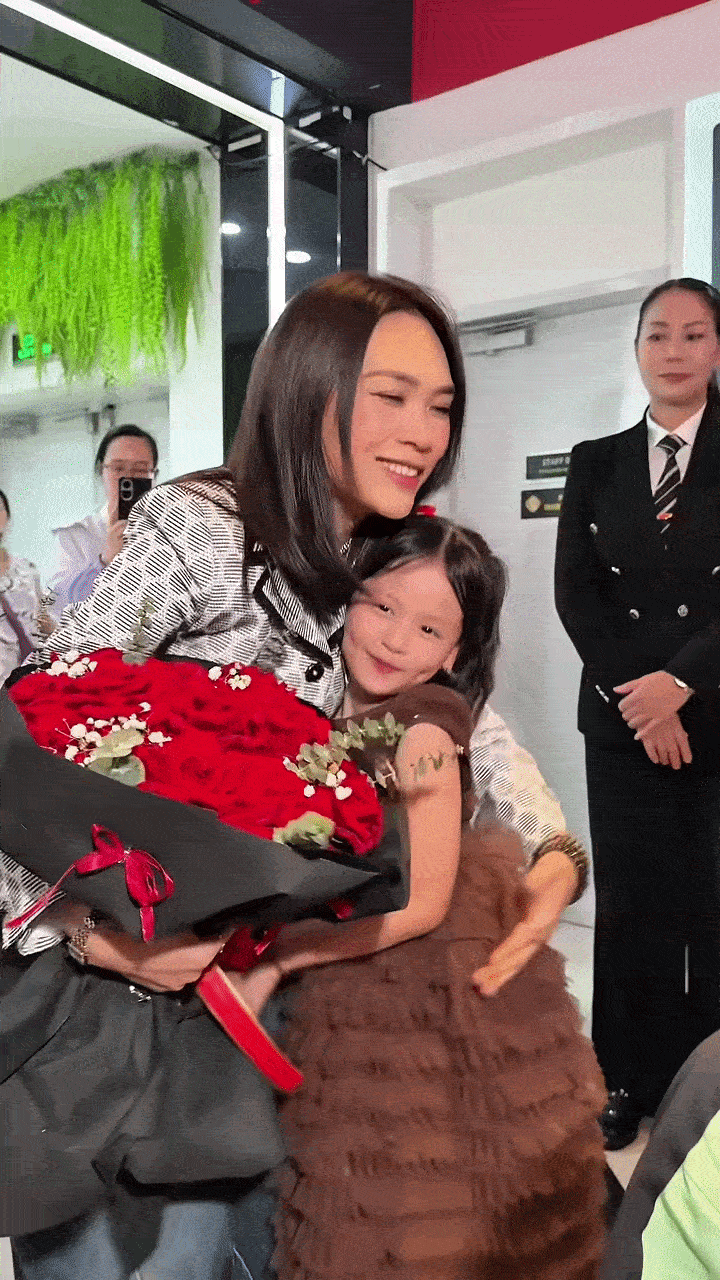 Mỹ Tâm hội ngộ bé gái 7 tuổi gây sốt tại A80, Mai Tài Phến bị réo tên vì một lý do- Ảnh 1.