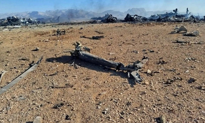 Các mảnh vỡ tại hiện trường máy bay Mỹ bị phá hủy ở Iran hôm 5/4. Ảnh: Tasnim