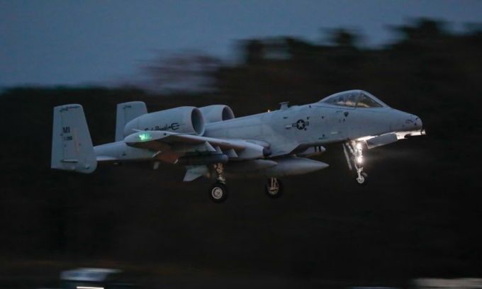 Cường kích A-10 hạ cánh xuống căn cứ không quân Lakenheath tại Anh hôm 30/3. Ảnh: Aviationist