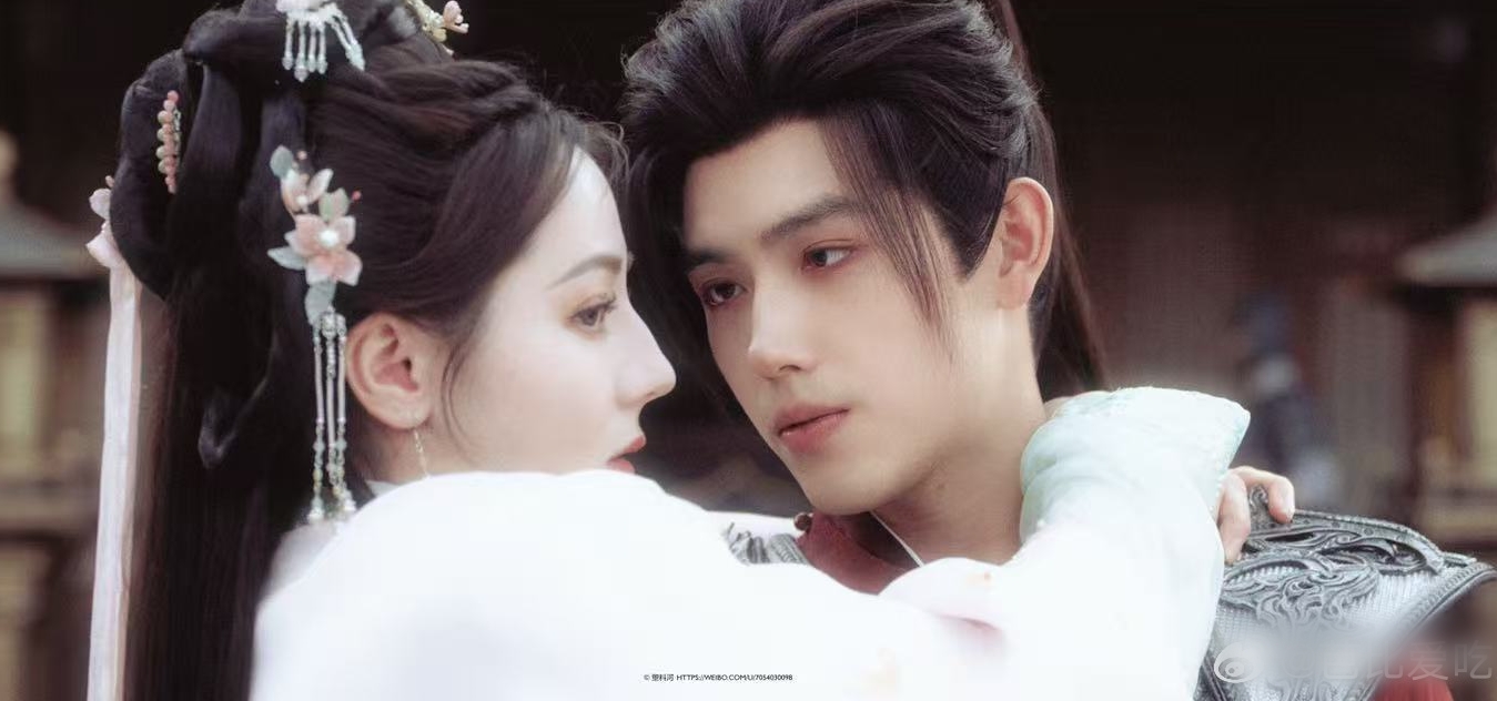 Mỹ nam bị coi là miếng kẹo cao su dính dưới đế giày của Địch Lệ Nhiệt Ba- Ảnh 1.