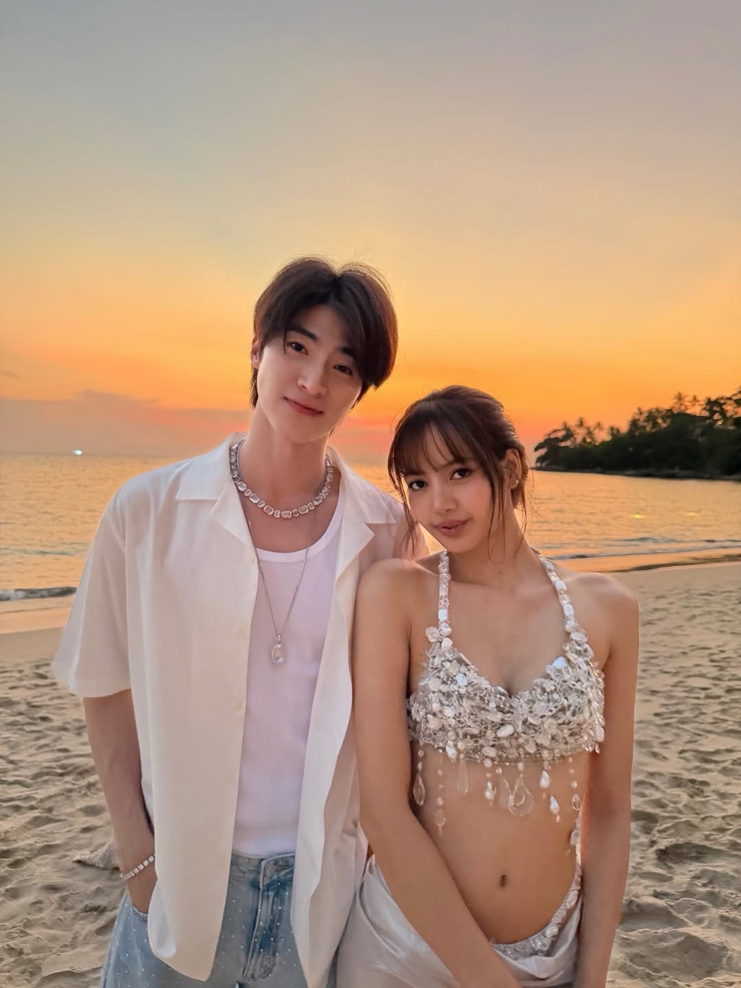 Mỹ nam điện ảnh Thái Lan cao 1m83, visual cực phẩm xuất hiện sát rạt bên Lisa giữa lúc rộ tin đồn chia tay tỷ phú gia tộc giàu nhất nhì thế giới- Ảnh 1.