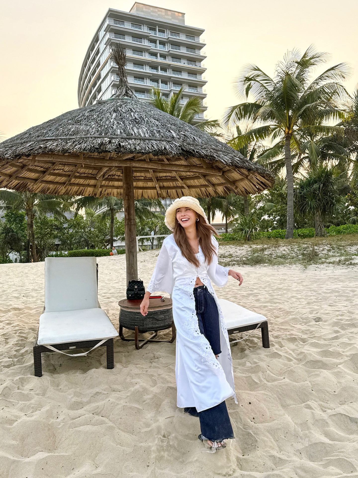 Mỹ nhân Việt 42 tuổi có style du lịch đẹp tới từng set đồ, quan trọng là vô cùng trẻ trung- Ảnh 1.