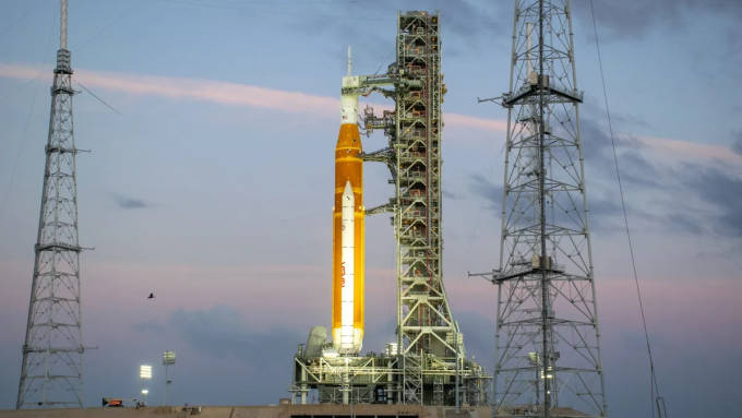 Tên lửa Hệ thống Phóng Không gian (SLS) và tàu Orion trong nhiệm vụ Artemis 2 của NASA dựng thẳng trên tháp phóng di động tại Tổ hợp Phóng 39B thuộc Trung tâm Vũ trụ Kennedy, Florida. Ảnh: Future