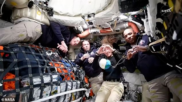 NASA tiết lộ cảnh báo ngay khi Artemis II vừa vượt “điểm không thể quay đầu” trong hành trình tới Mặt Trăng- Ảnh 1.