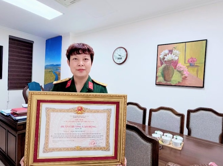 Nữ NSƯT mang hàm Thượng tá vừa nhận Huân chương Lao động hạng Ba là ai?- Ảnh 1.