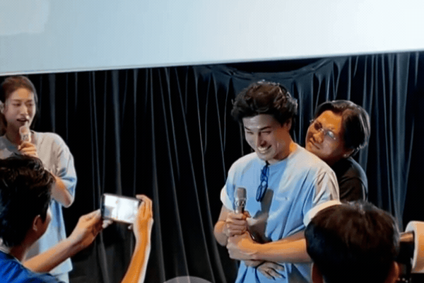 Clip hot: Nam diễn viên Vbiz bất ngờ hôn fan nam ngay giữa rạp chiếu phim, xem mà không tin vào mắt mình- Ảnh 1.