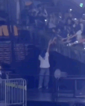 Nam thần Super Junior vội vã bỏ chạy, mặc fan chấn thương nặng trong concert?- Ảnh 1.