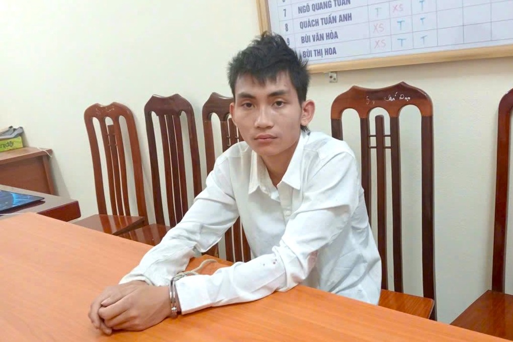 Nam thanh niên đi xe máy kẹp 3, không đội mũ bảo hiểm tông gãy chân CSGT - 1