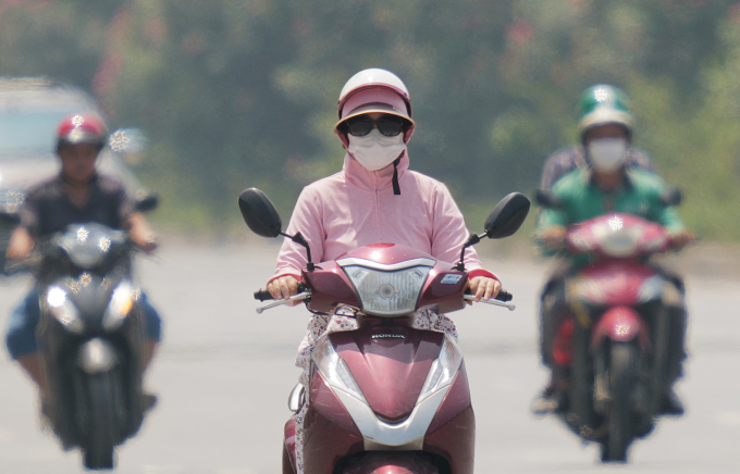 Nắng nóng, người dân tham gia giao thông trên Đại Lộ Thăng Long, Hà Nội. Ảnh: Ngọc Thành
