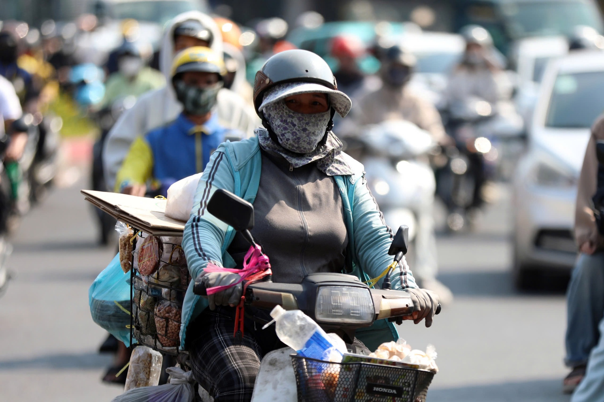 Nắng nóng bất thường, kéo dài trên cả nước- Ảnh 1. Nắng nóng bất thường, kéo dài trên cả nước- Ảnh 1.