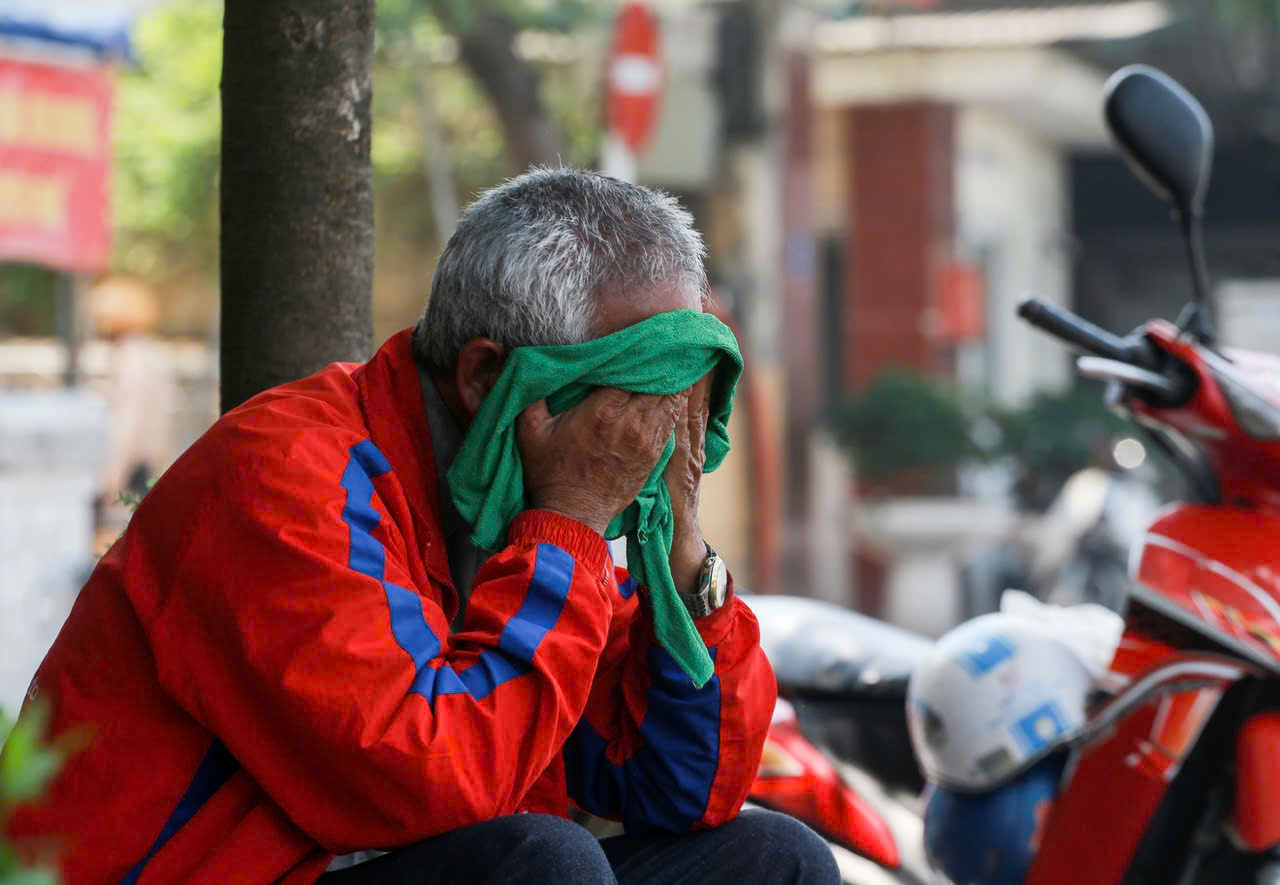 Nắng nóng cực đoan, uống nhiều nước vẫn khát: Bác sĩ lưu ý sai lầm phổ biến 1 Nắng nóng - Ảnh 1.