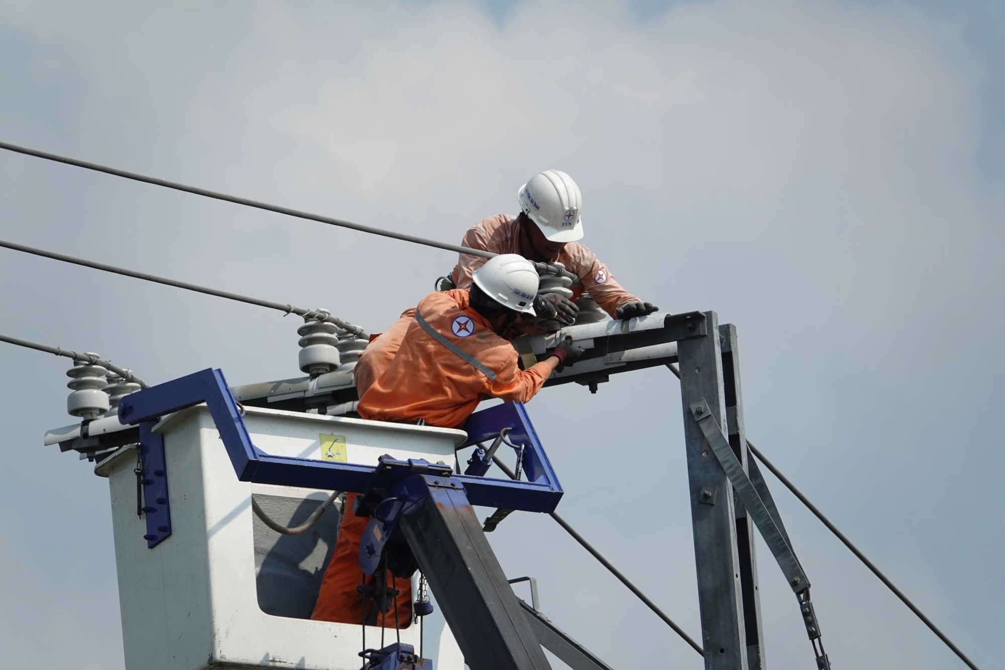 Nắng nóng đến sớm, lại lo thiếu điện- Ảnh 1.