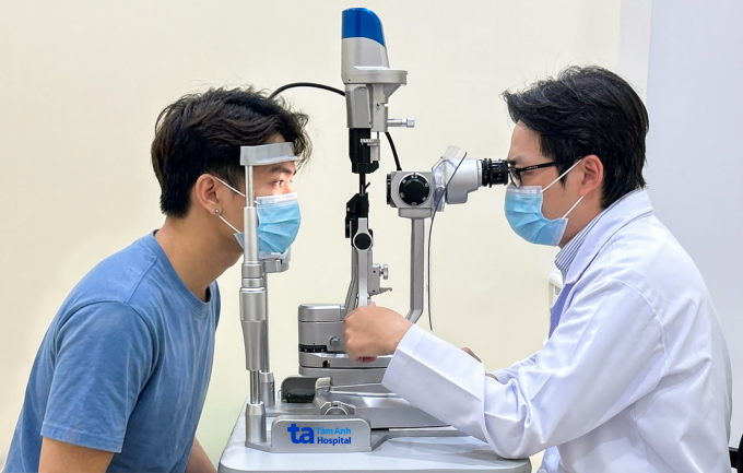 Bác sĩ Huy khám mắt cho một nam giới. Ảnh minh họa: Bệnh viện Đa khoa Tâm Anh