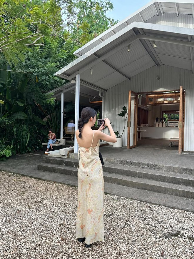 Nàng thêm rạng rỡ khi diện trang phục họa tiết hoa xuống phố- Ảnh 1.