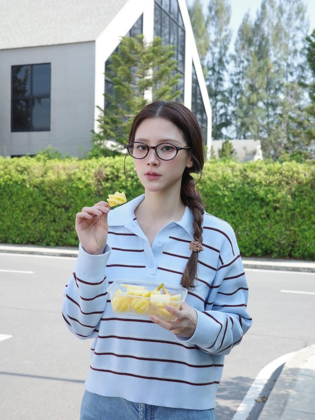 Nàng thêm tự tin khi diện áo kẻ sọc ngang trong ngày nắng 1 Nàng thêm tự tin khi diện áo kẻ sọc ngang trong ngày nắng - Ảnh 1.