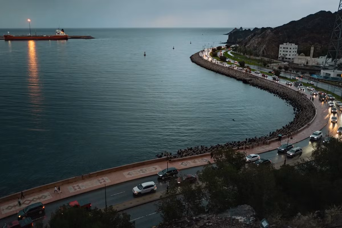 Né tuyến Iran kiểm soát, ba con tàu mở lối đi táo bạo qua eo biển Hormuz- Ảnh 1.