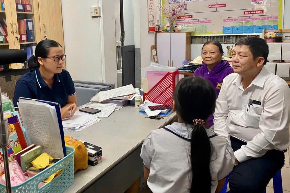 Trung tâm Trợ giúp pháp lý Nhà nước TP.HCM đã giúp trẻ em có hoàn cảnh đặc biệt có được giấy khai sinh khi mẹ đang chấp hành án và chưa rõ danh tính người cha. Ảnh: YẾN CHÂU. nen-mo-rong-doi-tuong-tro-giup-phap-ly-de-khong-ai-bi-bo-lai-phia-sau-.jpg