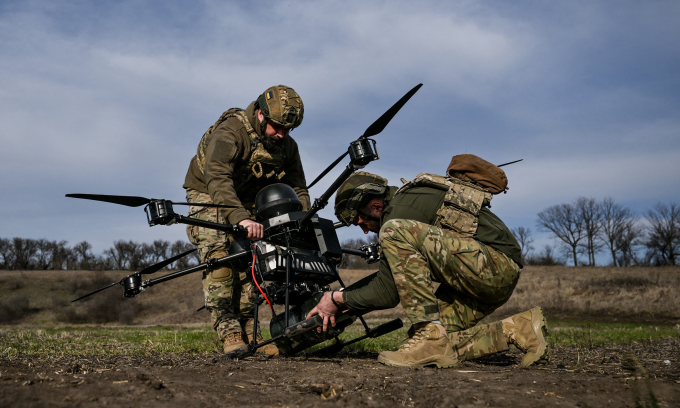 Binh sĩ Ukraine chuẩn bị triển khai drone trong buổi huấn luyện gần Zaporizhzhia hôm 23/3. Ảnh: AFP