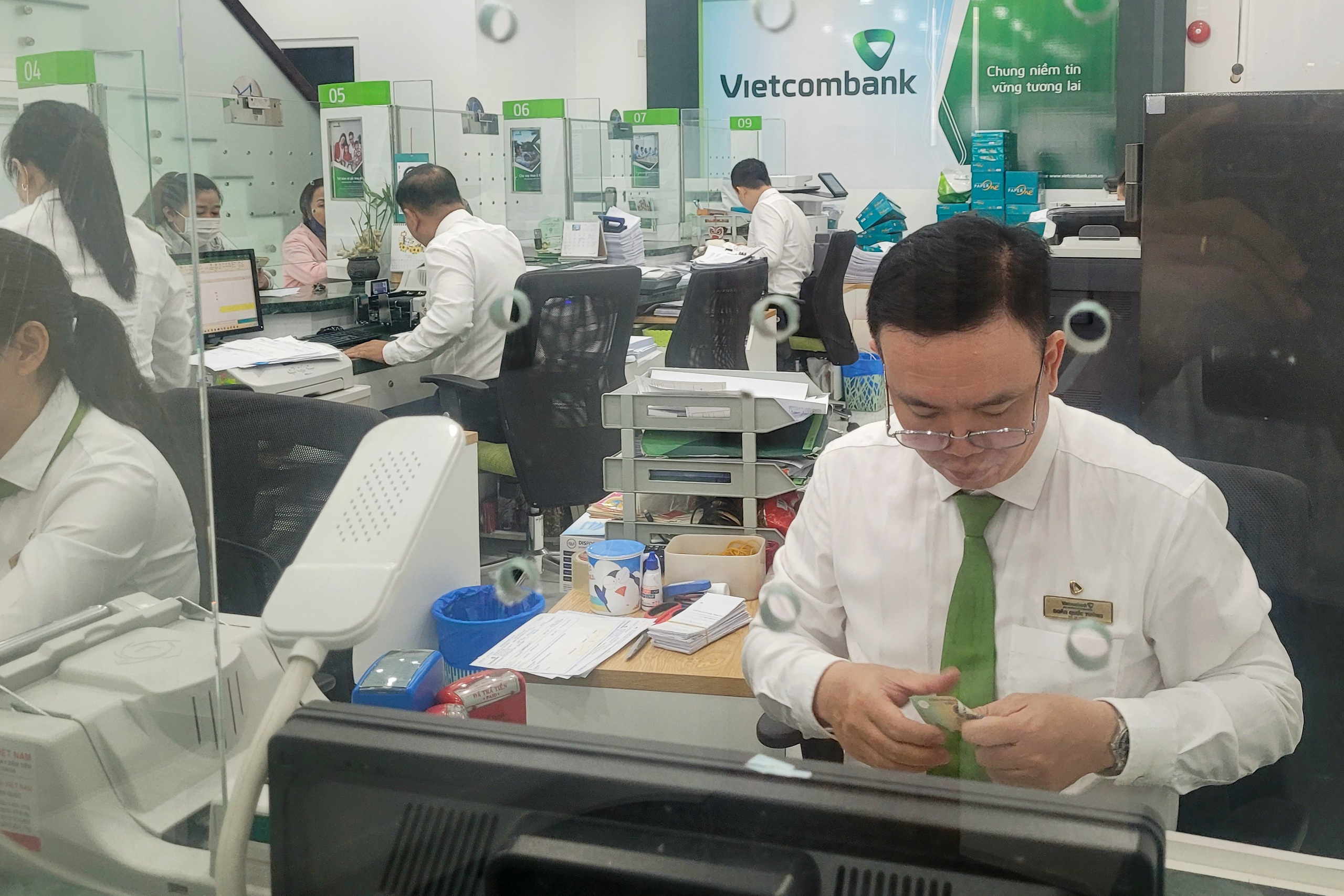 Ngân hàng đồng loạt hạ lãi suất - Ảnh 1.