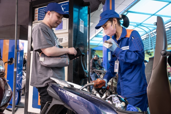 Nhân viên cây xăng bơm nhiên liệu cho khách, ngày 7/3. Ảnh: Giang Huy