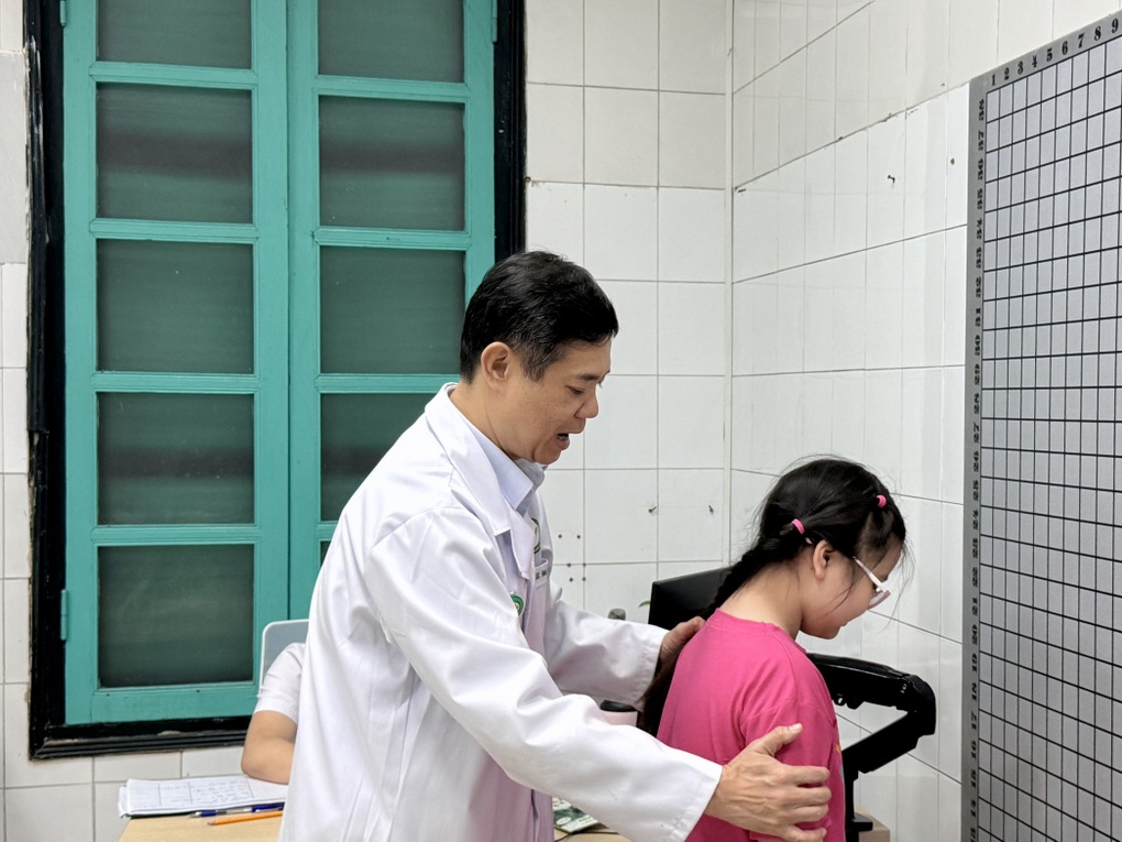 Nghĩ lệch vai nhẹ, nhiều trẻ vẹo cột sống nặng: Bác sĩ chỉ cách phát hiện - 1