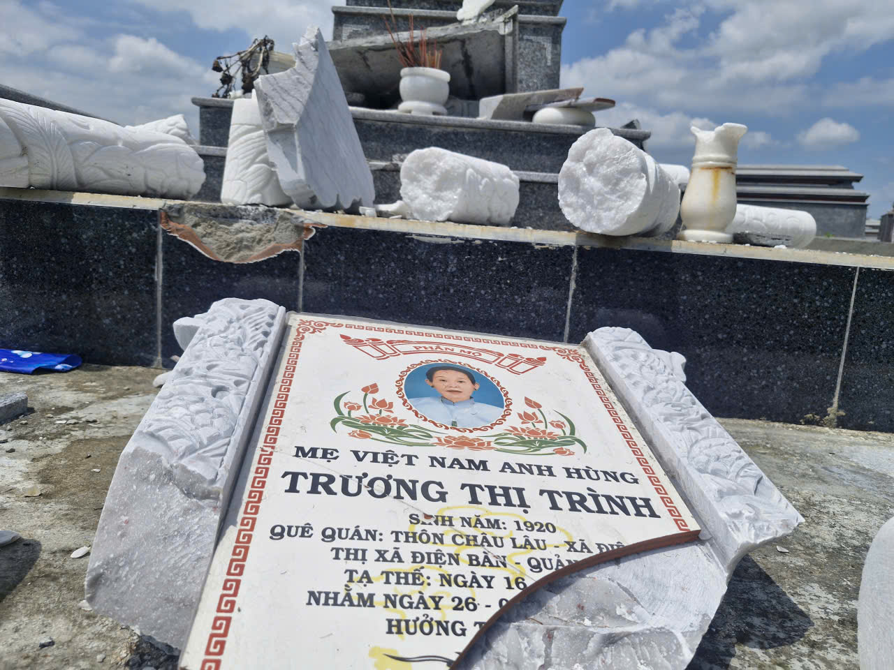 Mộ Mẹ Việt Nam Anh hùng bị đập phá: Nghi vấn đặt ra - Ảnh 1.