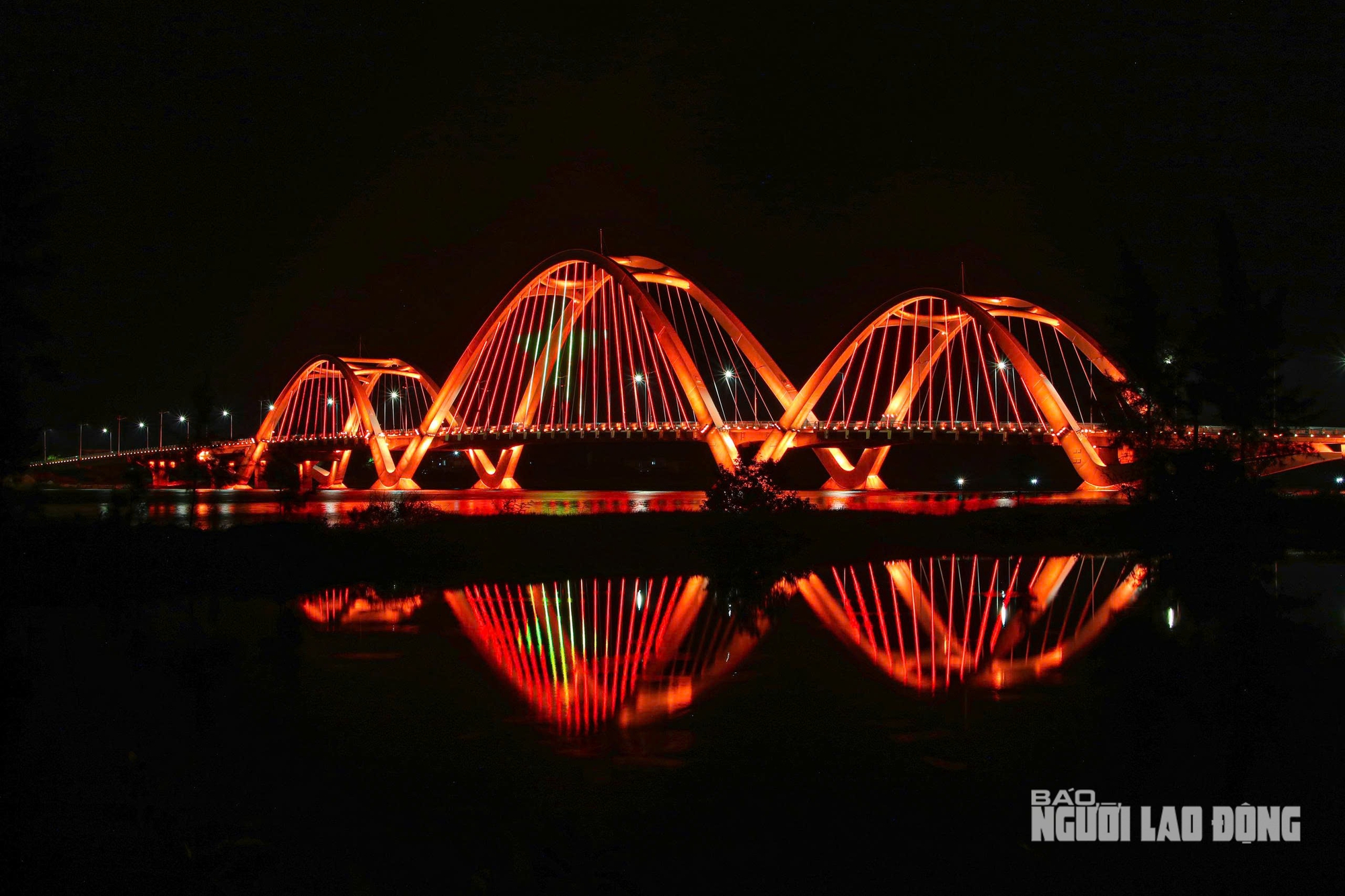 Nghịch lý cây cầu 1.300 tỉ đồng đã sáng đèn nhưng xe chưa thể qua? - Ảnh 1.