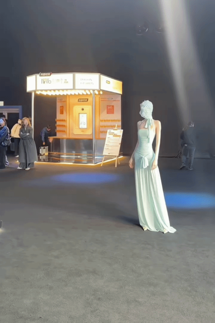 Nghìn tim cho bức ảnh cô gái Việt có gương mặt búp bê, vóc dáng như ma-nơ-canh bị bỏ quên trên phố Thượng Hải- Ảnh 5.