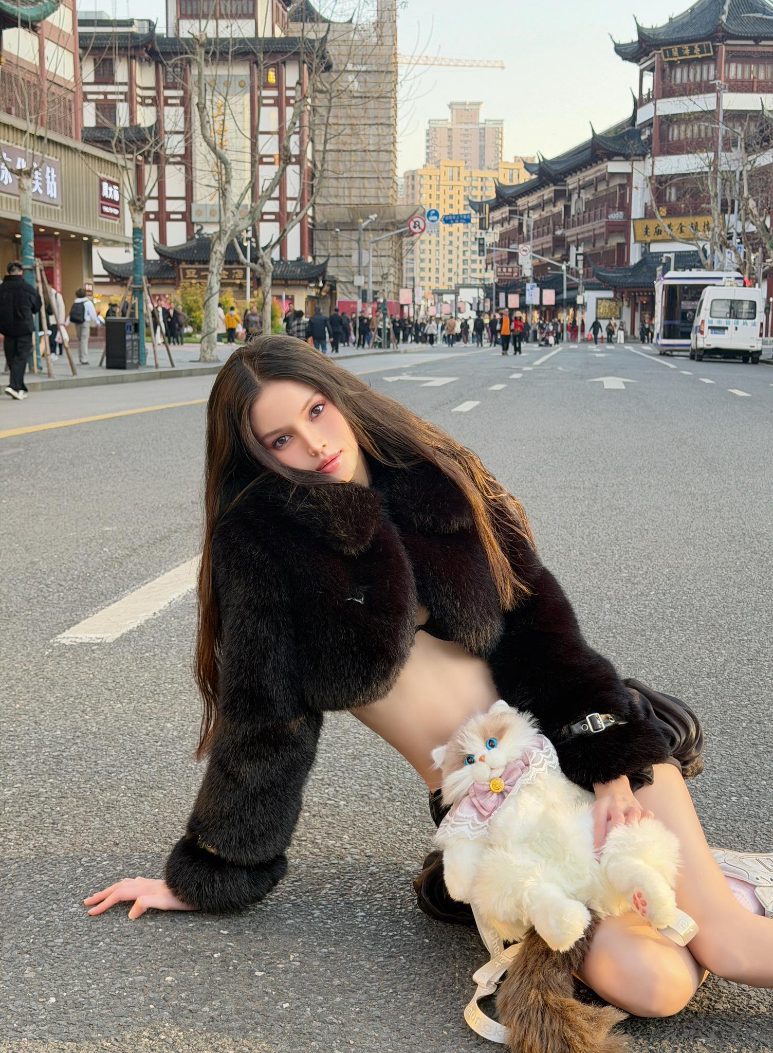 Nghìn tim cho bức ảnh cô gái Việt có gương mặt búp bê, vóc dáng như ma-nơ-canh bị bỏ quên trên phố Thượng Hải- Ảnh 1.