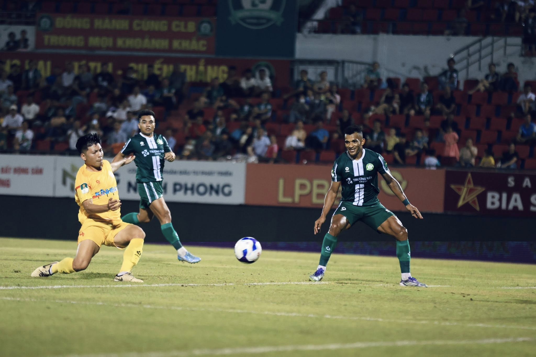 Ngoại binh chơi cực hay, Trường Tươi Đồng Nai thắng dễ Trẻ PVF-CAND: Trở lại ngôi đầu- Ảnh 1.