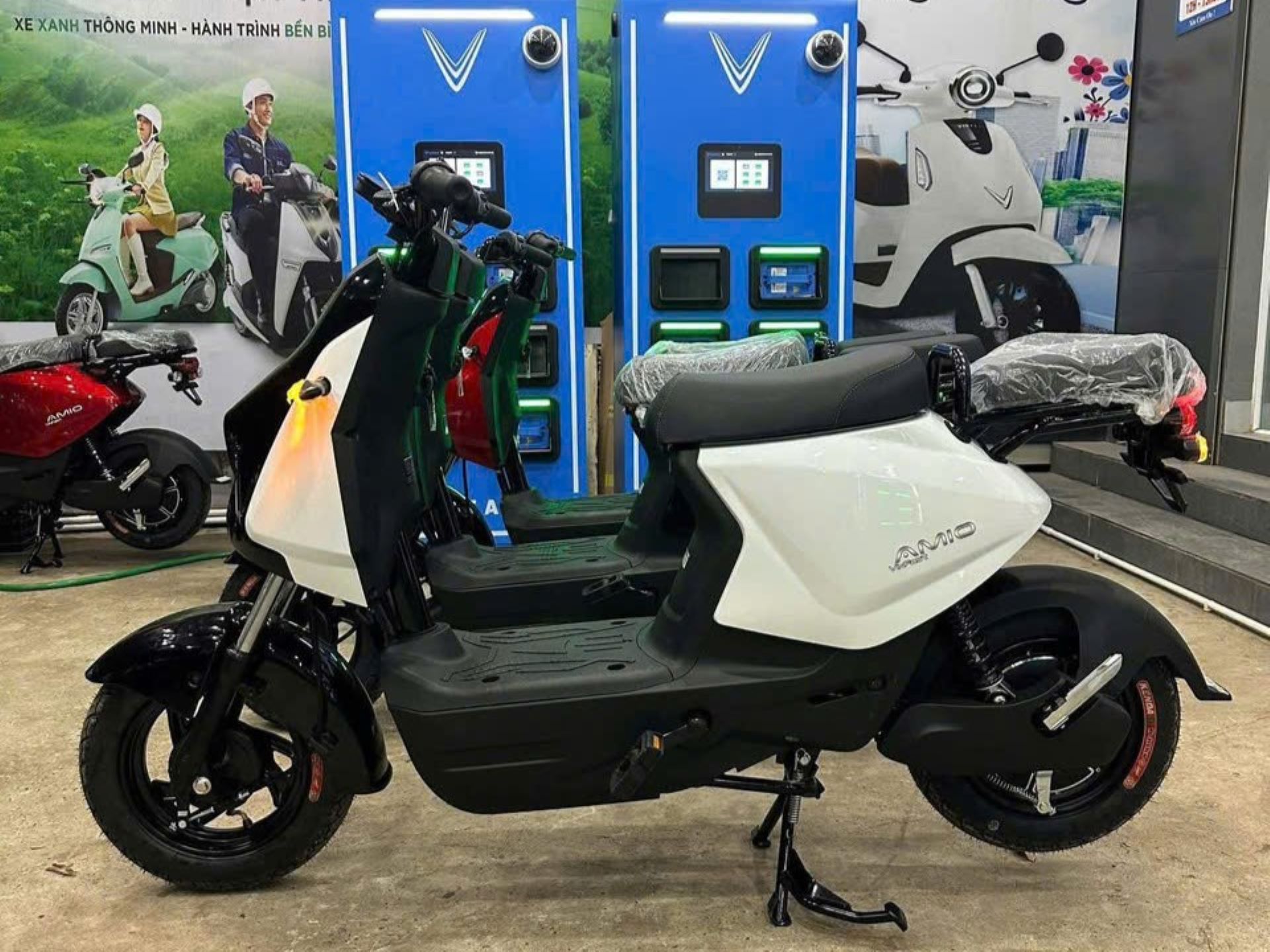 “Em út” Amio của gia đình xe máy điện VinFast: Ngoại hình cá tính, an toàn vượt trội - Ảnh 1. “Em út” Amio của gia đình xe máy điện VinFast: Ngoại hình cá tính, an toàn vượt trội - Ảnh 1.