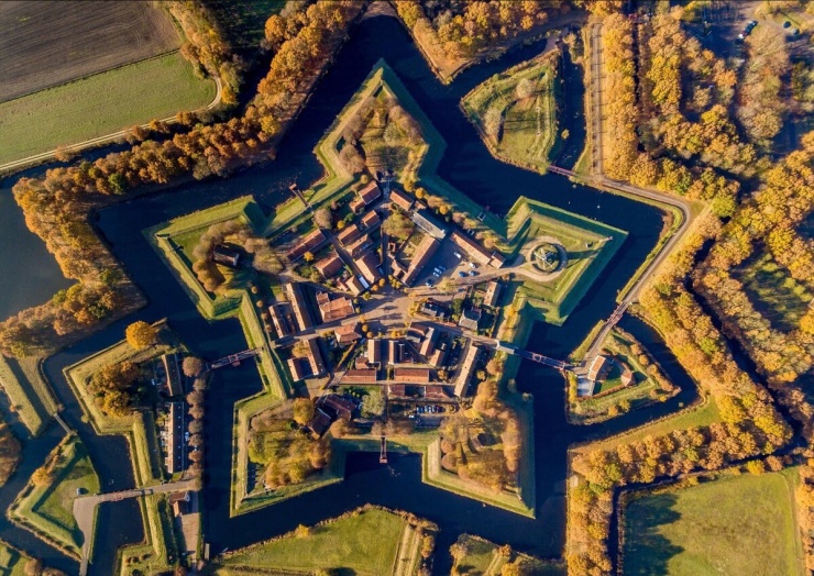 Ngôi làng đẹp như tranh vẽ, gây ấn tượng vì tạo hình ngôi sao độc đáo. Ảnh: The Sun