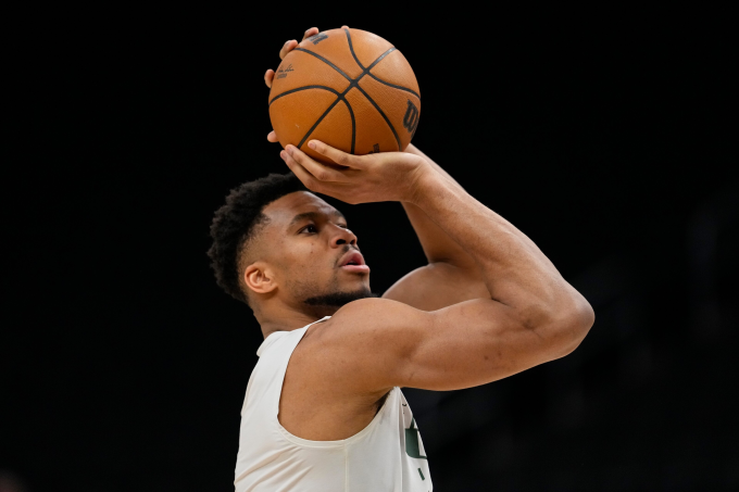 Giannis Antetokounmpo của Milwaukee Bucks khởi động trước trận đấu với San Antonio Spurs tại Fiserv Forum ngày 28/3/2026. Ảnh: Reuters