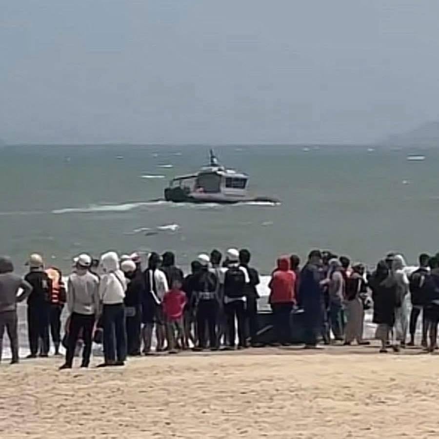 Vụ nam sinh lớp 12 mất tích khi tắm biển ở Quy Nhơn: Ngư dân đưa tàu cá thả lưới tìm kiếm, gia đình ngã quỵ trông ngóng tin con- Ảnh 1.
