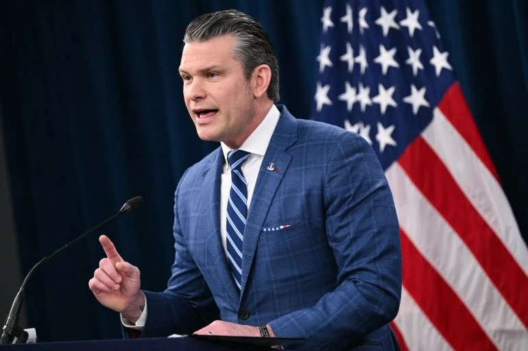 Bộ trưởng Quốc phòng Mỹ Pete Hegseth họp báo ngày 8-4. Ảnh: AFP Iran, israel mỹ.jpg