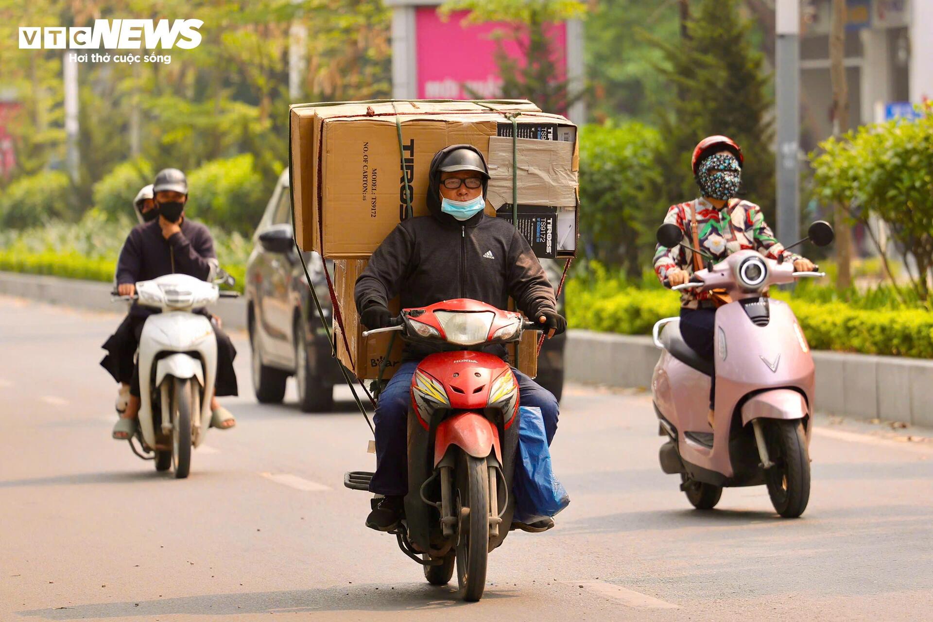 Người Hà Nội 'nung mình' trong đợt nắng nóng gay gắt đầu tiên năm 2026- Ảnh 1.