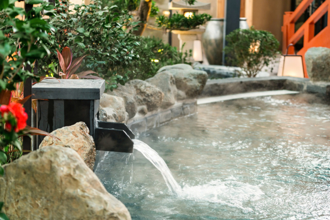 Tắm suối khoáng nóng đem lại lợi ích sức khỏe. Ảnh: P.Nguyên