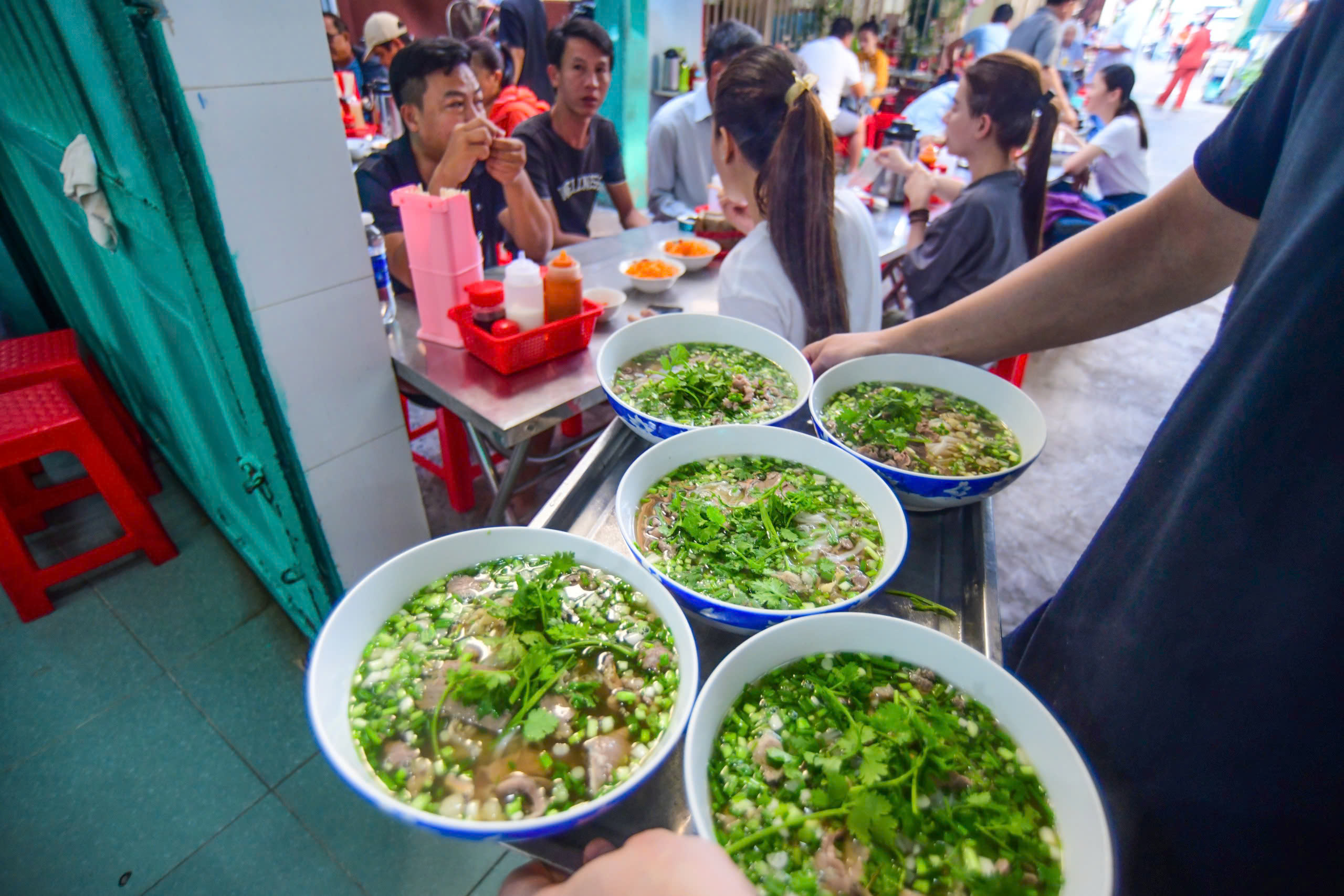 Người Việt tăng chi hơn 20.000 cho bữa sáng, ăn trưa trên 30.000 đồng - Ảnh 1.