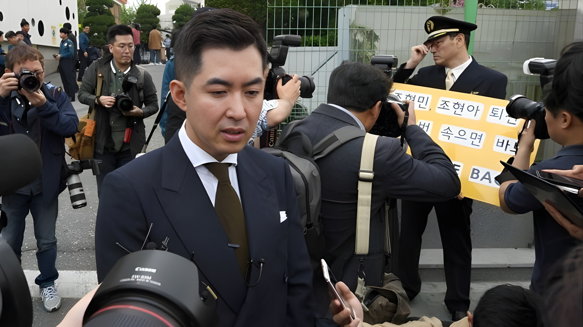 Nguoi bi duoi khoi may bay trong tui nhuc 12