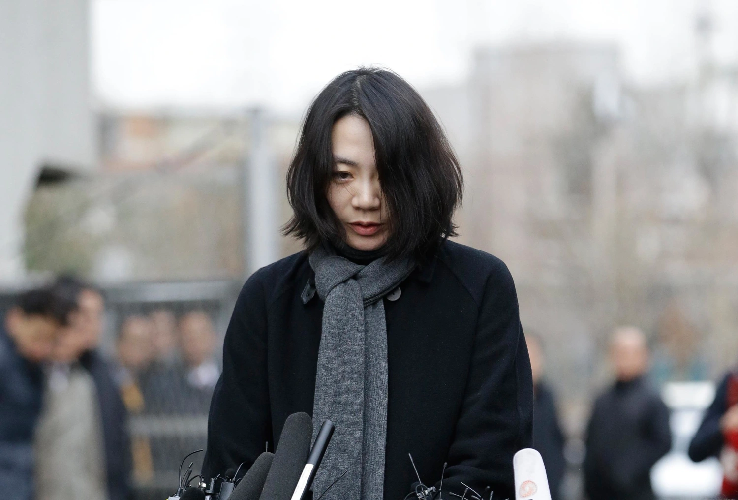 Nguoi bi duoi khoi may bay trong tui nhuc 12