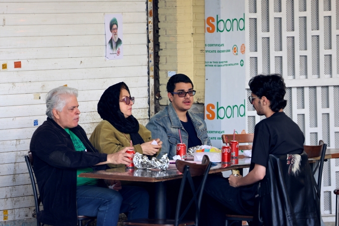 Người dân Iran ăn trưa tại Chợ Lớn, ngôi chợ ở trung tâm thủ đô Tehran có lịch sử hàng trăm năm, vào 30/3. Ảnh: AFP