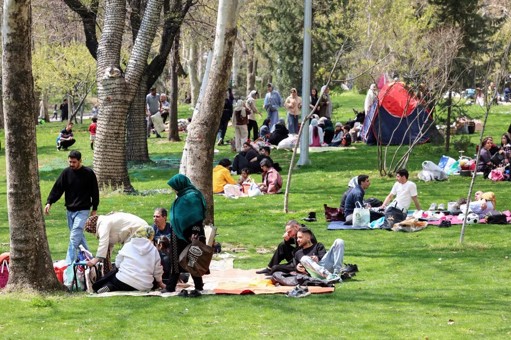 Người dân Tehran vẫn dã ngoại, nướng thịt bất chấp ông Trump đe dọa 'đưa Iran về thời đồ đá' - Ảnh 1.