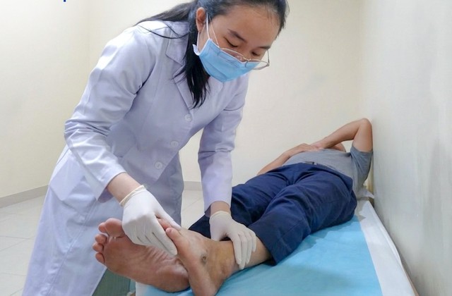 Bác sĩ kiểm tra tình trạng bàn chân của bệnh nhân để tầm soát nguy cơ biến chứng bàn chân đái tháo đường. Ảnh: BVCC