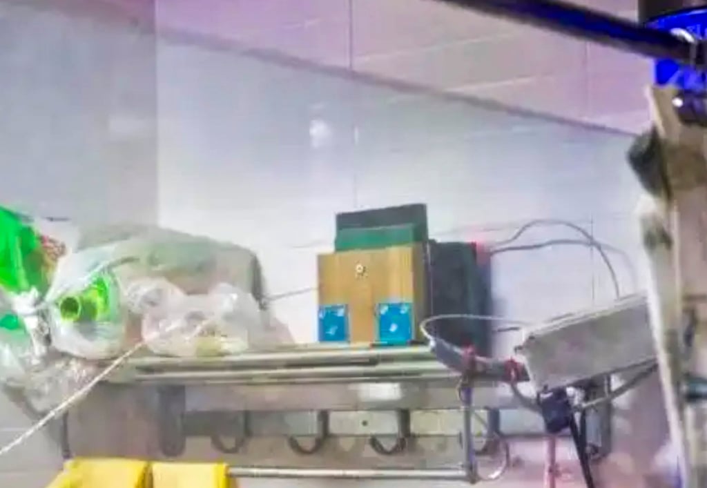 Nguoi dan ong dung loa phong thanh ke chuyen ma