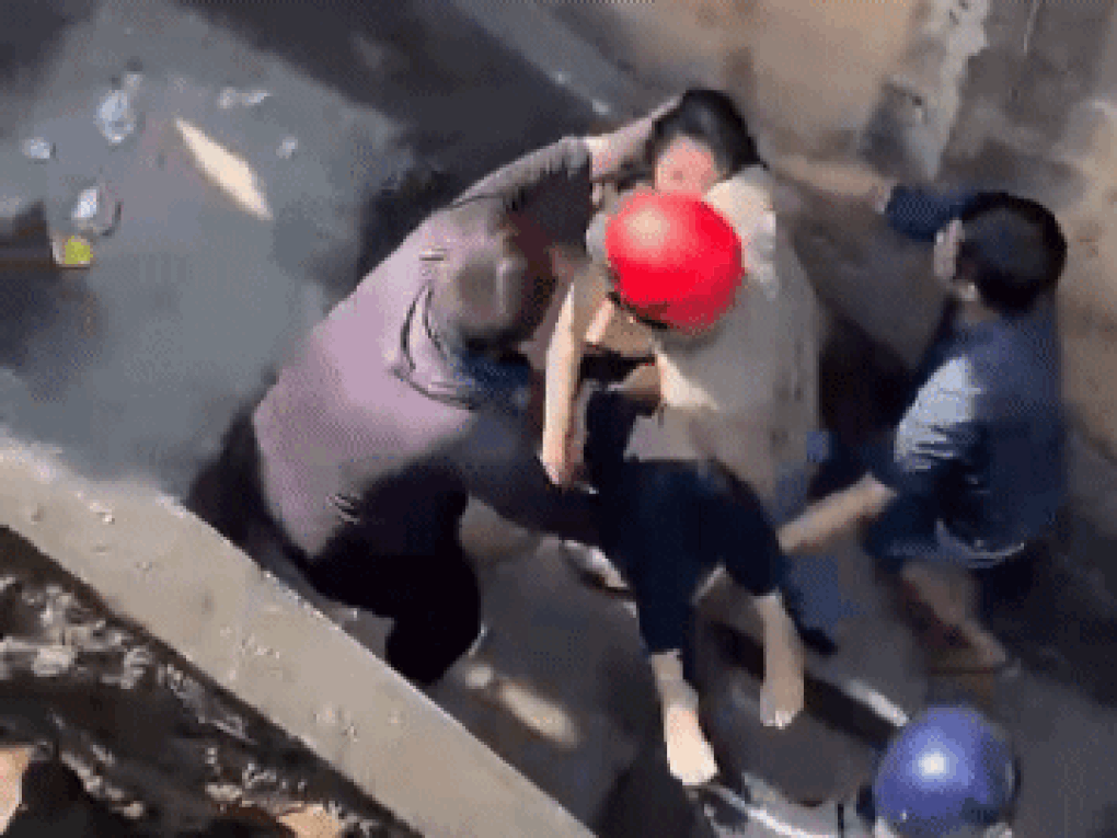 Người đàn ông nhảy sông tử thần cứu cô gái rồi lặng lẽ rời đi - 2