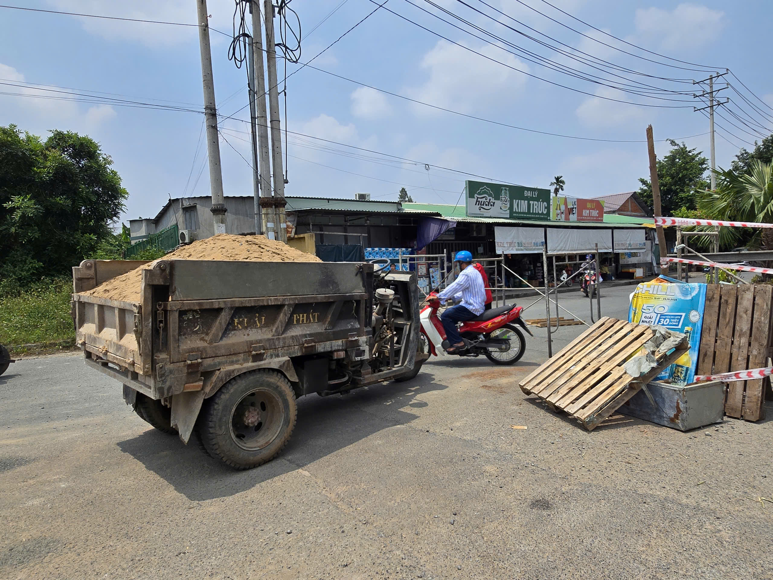 Rào đường vào khu dân cư Phúc Long ở Tây Ninh gây khó khăn cho người dân - Ảnh 3.