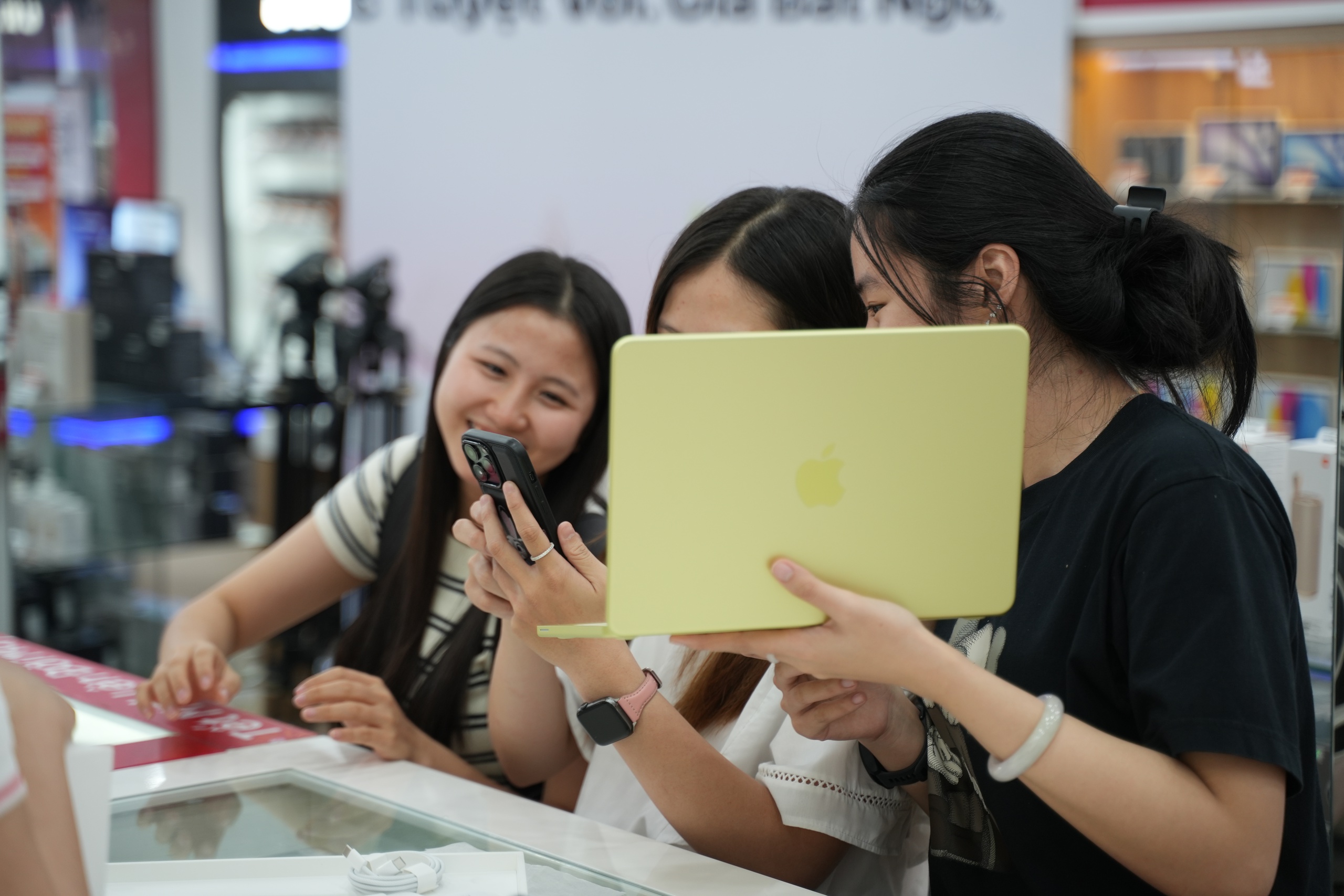 Người trẻ Việt Nam chuộng MacBook giá rẻ - Ảnh 1. Người trẻ Việt Nam chuộng MacBook giá rẻ - Ảnh 1.