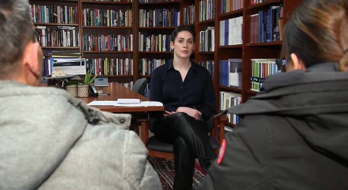 Người đàn ông gốc Việt (trái) và vợ trả lời truyền thông Alaska. Ảnh: AK News Source